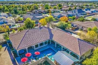 The Grand Resort, 1 Acre PropertyHuge Outdoor Space to Relax in the Sun BARNONE at Agriptopia附近的飯店