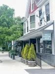 Spacious and bright, 1st floor apartment in Historical Yarmouth Village Hotels near Eartha Globe