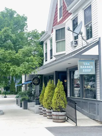 Spacious and private 2nd floor 2bed apartment in Yarmouth Village. Отели рядом с достопримечательностью «Ae Home»