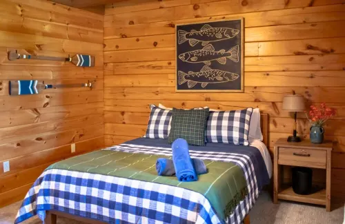 Rustic Log Cabin in the Poconos: Hot Tub, Fire Pit, Pool Table, Ping Pong Table!