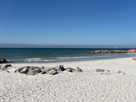 Poolside Updated Studio Across from the Beach!! Отели в г. Сейнт Пит Бич