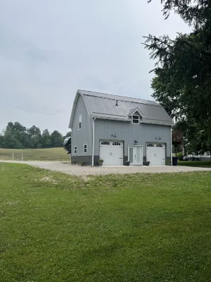 The Loft- second story, 2 bedroom apt with walk out balcony Hotels in Jersey Township