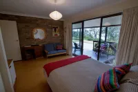 ABSOLUTE Mollymook BEACHFRONT - Direct beach access / Free Wifi / Quality linen