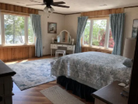 Perfect relaxing lake retreat for hosting a gathering. Quiet with no neighbors.