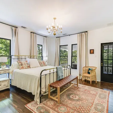 The Ella Norah. A Luxury Retreat. Pool and Spa. Steps to Main Street.