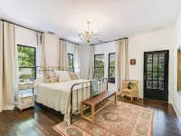 The Ella Norah. A Luxury Retreat. Pool and Spa. Steps to Main Street.