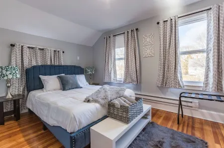 Modern ~ 3 Bedroom House ~ Sleeps 8 ~ 11 mins to Hartford