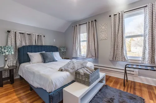 Modern ~ 3 Bedroom House ~ Sleeps 8 ~ 11 mins to Hartford Hotels in Central Manchester