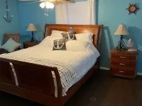 Tropical vacation house with large, heated pool and spacious, open floor plan Hotels in Venice Gardens