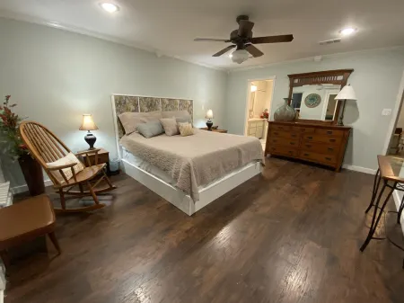 Rocky Point Lakehouse *Family Friendly / 8 adults maximum* Отели в г. Морганс Пойнт Резорт