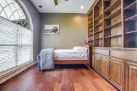 Texas Farmhouse on 10 Acres with  private Pool and Hot Tub Spa