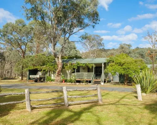 Woongarra Cottage - Tranquil Off-Grid Nature Escape in a Bush Setting Hotels in Beechworth