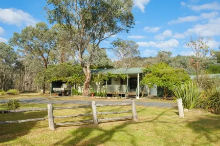 Woongarra Cottage - Tranquil Off-Grid Nature Escape in a Bush Setting