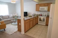 Walk to Beach! King Size Condo! 빌럭시 호텔