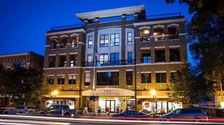 Gorgeous Modern but Cozy -2B2B Condo -Broadway Downtown Saratoga!