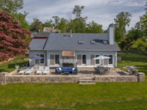 Candlewood Lakefront 3bd/ 2 bath house w/ 180 degree views! โรงแรมในแดนเบอรี