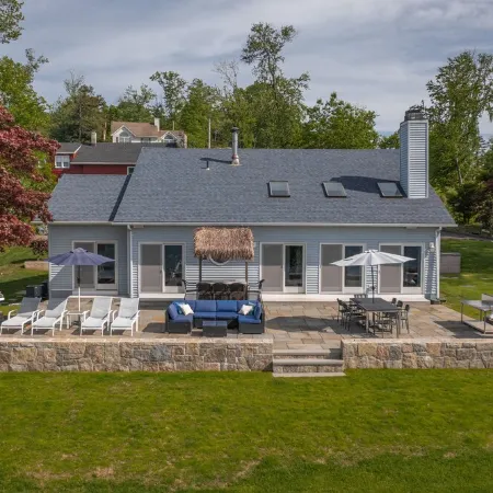 Candlewood Lakefront 3bd/ 2 bath house w/ 180 degree views!