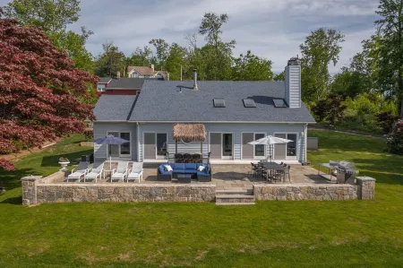 Candlewood Lakefront 3bd/ 2 bath house w/ 180 degree views!