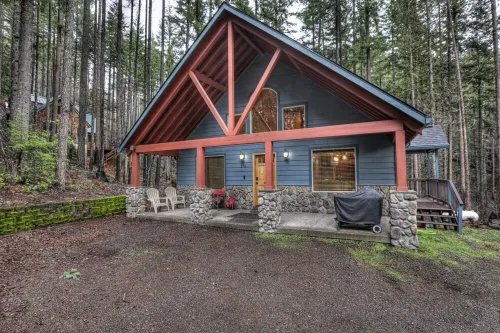 Cozy Detroit Cabin