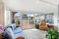 Pool, bbq & large backyard in charming downtown. Pet Friendly!