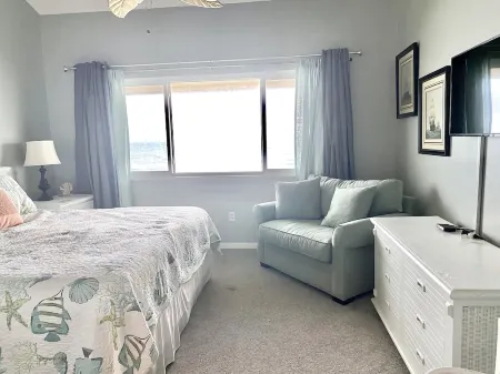 Oceanfront, Quiet Beach, Pickleball, Family Friendly, Clean