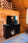 2 Lakeside : Charming 2-bedroom cabin with AC, WiFi in welcoming Solgohachia