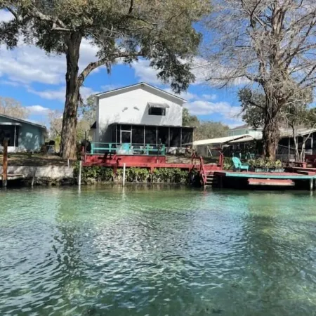Main River house: Includes Kayaks, Canoe, Game Rm, Weeki Spring behind home,