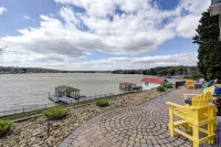#1 Rated Vacation Home w/ Deep Water on the Main Channel - Homestays