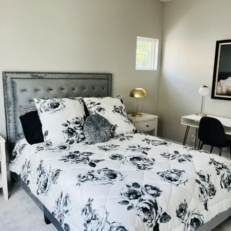Luxury 3Br/4BA Townhome • Rooftop Deck, Porch • 5 Min to Downtown