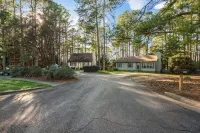 Tranquil Cary Hideaway- Mins to Downtown/Wake Med/NC State ...Newly Furnished!