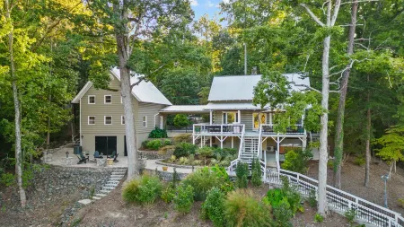 Lakefront Retreat - Sleeps 18 - Kayaks + Hot Tub