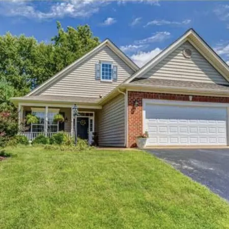 Family-friendly single home/Walking distance to shopping center and restaurants