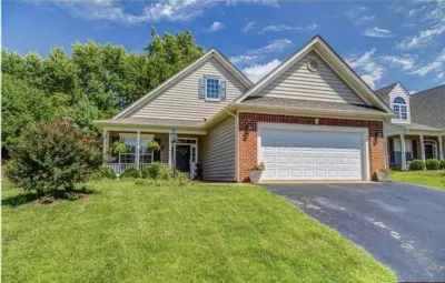 Family-friendly single home/Walking distance to shopping center and restaurants Hotel in zona Charlottesville-Albemarle Airport