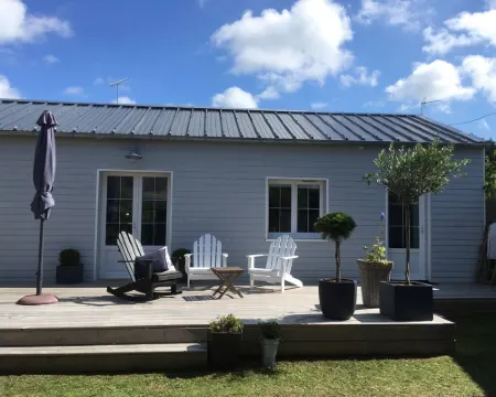 Brand new! Charming, bright, Nordic-designer house 300 m from the sea 阿貢庫坦維爾酒店