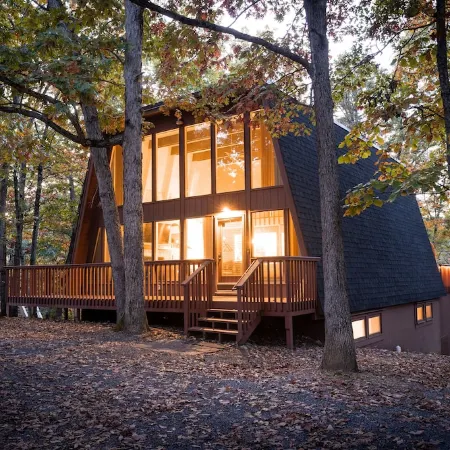 6BR Modern Massanutten Chalet with Hot Tub, Sauna Отели в г. Мак-Гиисвилл