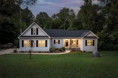 Local Artistic Flare~Sleeps 12~New Modern Build Wake Christian Academy附近的飯店