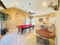 Great for Big Groups & Families! Waterfront, Boathouse, Pool Table, Dog-Friendly