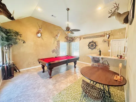 Great for Big Groups & Families! Waterfront, Boathouse, Pool Table, Dog-Friendly