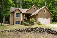 Captain's Chalet: 3,400 sq ft w/ Beach & Pool Pass, Game Rm, Hot Tub, & Firepit
