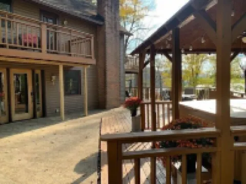 Lakeside Hideaway a spacious lodge with a lake view close to local attractions.