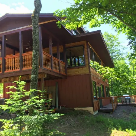 Northern Comfort Overlooking Caribou Lake- Spacious and Secluded