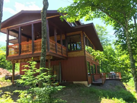 Northern Comfort Overlooking Caribou Lake- Spacious and Secluded