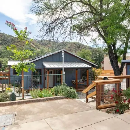 Charming 2-bedroom cottage - walkable downtown Mariposa/31 miles to Yosemite