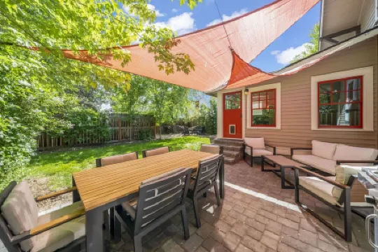 Historic Craftsman Bungalow, Just Steps to Downtown ~HOT TUB!~