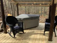 Cabin - secluded and Guntersville Lake w/hot tub and fire pit Hotels in Marshall County