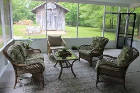 Updated cottage across from Lake Barkley, awesome patio, pets welcome!