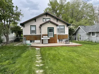 Downtown 2 bed/1 bath with deck and back yard Hotels near K Potter Fine Art