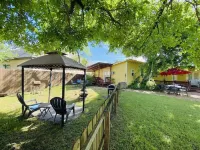 Gruene's Yellow Haus & Suite, Sleeps 1-14, Walk to Gruene Hall & River
