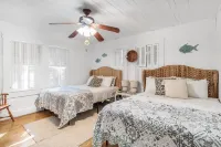 Feeling Beachy Cottage, Sleeps 6, Steps away from the beach!