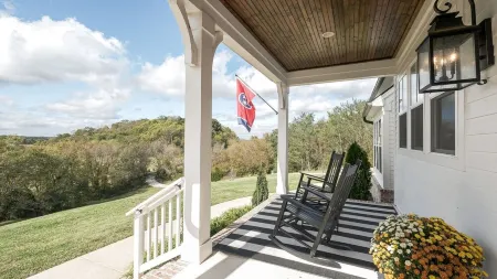 Gated Private Estate With Pool, Hilltop Views, and Game Room on 8 acres Отели в г. Томпсонс Стейшен